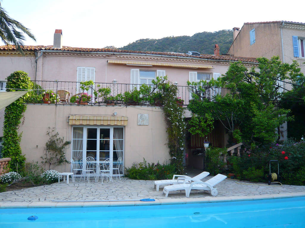 piscine_ete_facade.JPG
