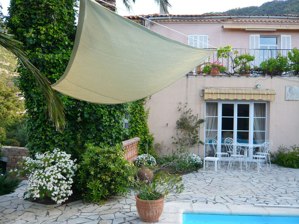 piscine_ete_facade_2.JPG